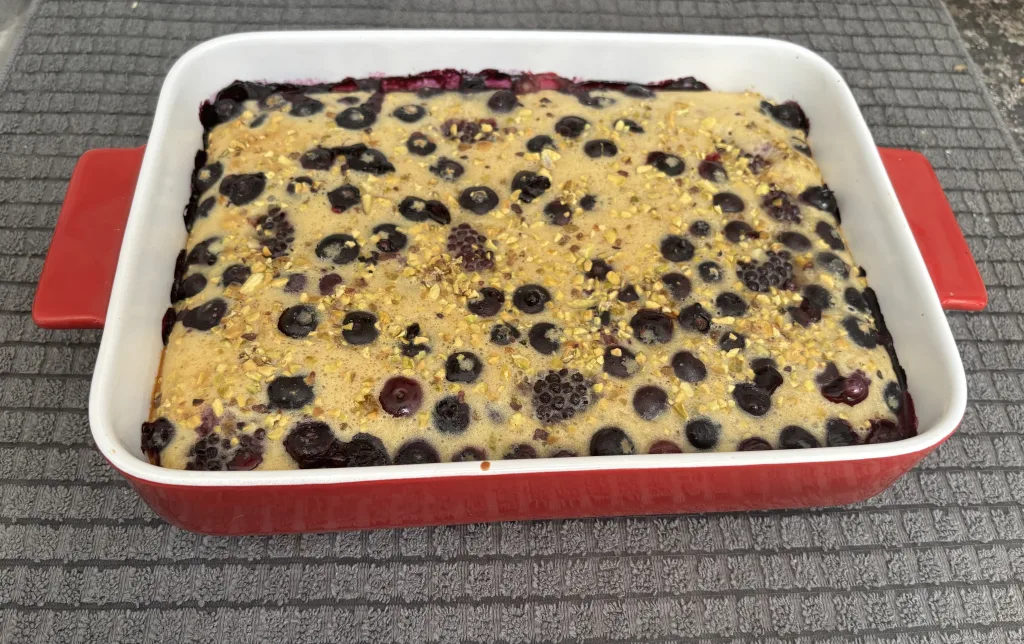 Clafoutis banane, mûres et myrtilles