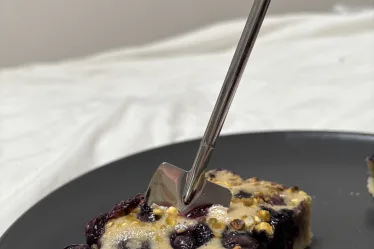 Clafoutis banane, mûres et myrtilles