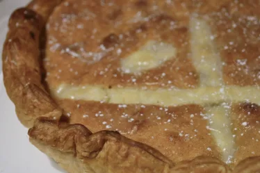 Tarte frangipane à la rhubarbe et à l’abricot