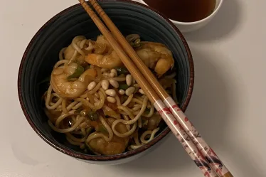 Nouilles aux scampis et légumes croquants (recette asiatique maison)