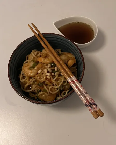 Nouilles aux scampis et légumes croquants (recette asiatique maison)