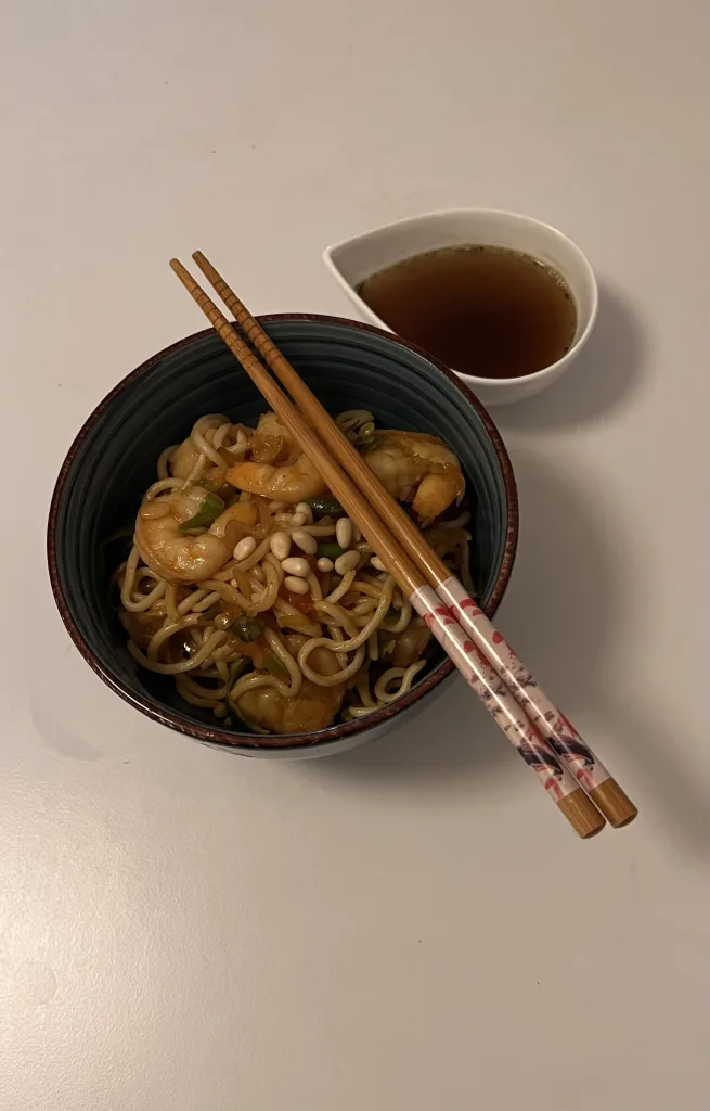 Nouilles aux scampis et légumes croquants (recette asiatique maison)