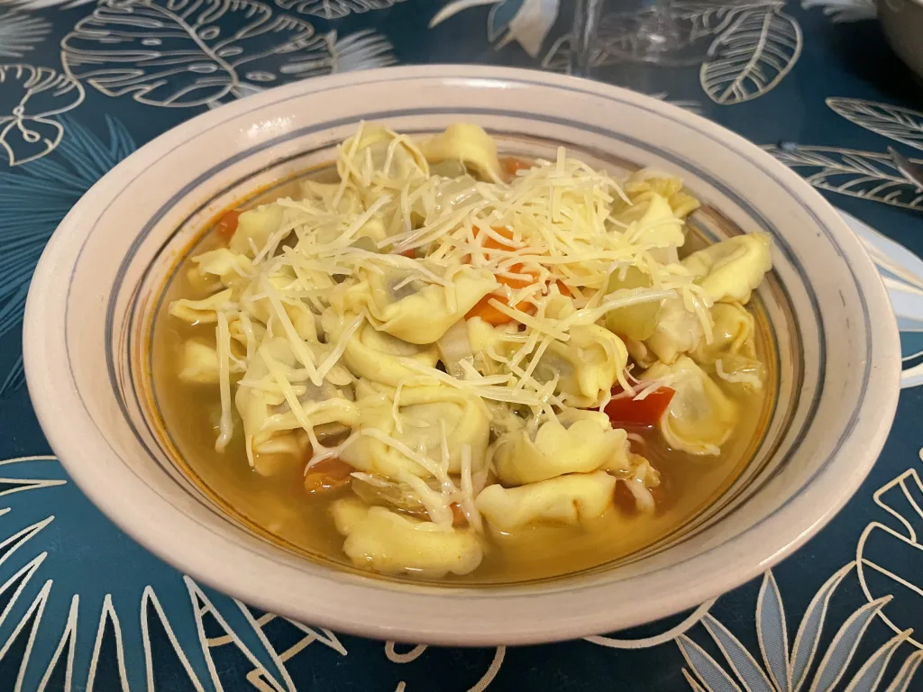 Bouillon de légumes au chou chinois et pâtes farcies (recette réconfortante)