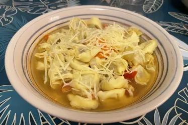 Bouillon de légumes au chou chinois et pâtes farcies (recette réconfortante)