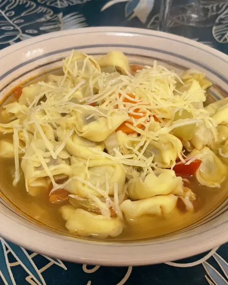 Bouillon de légumes au chou chinois et pâtes farcies (recette réconfortante)