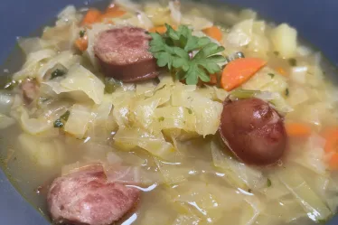 Soupe de chou pointu aux saucisses fumées