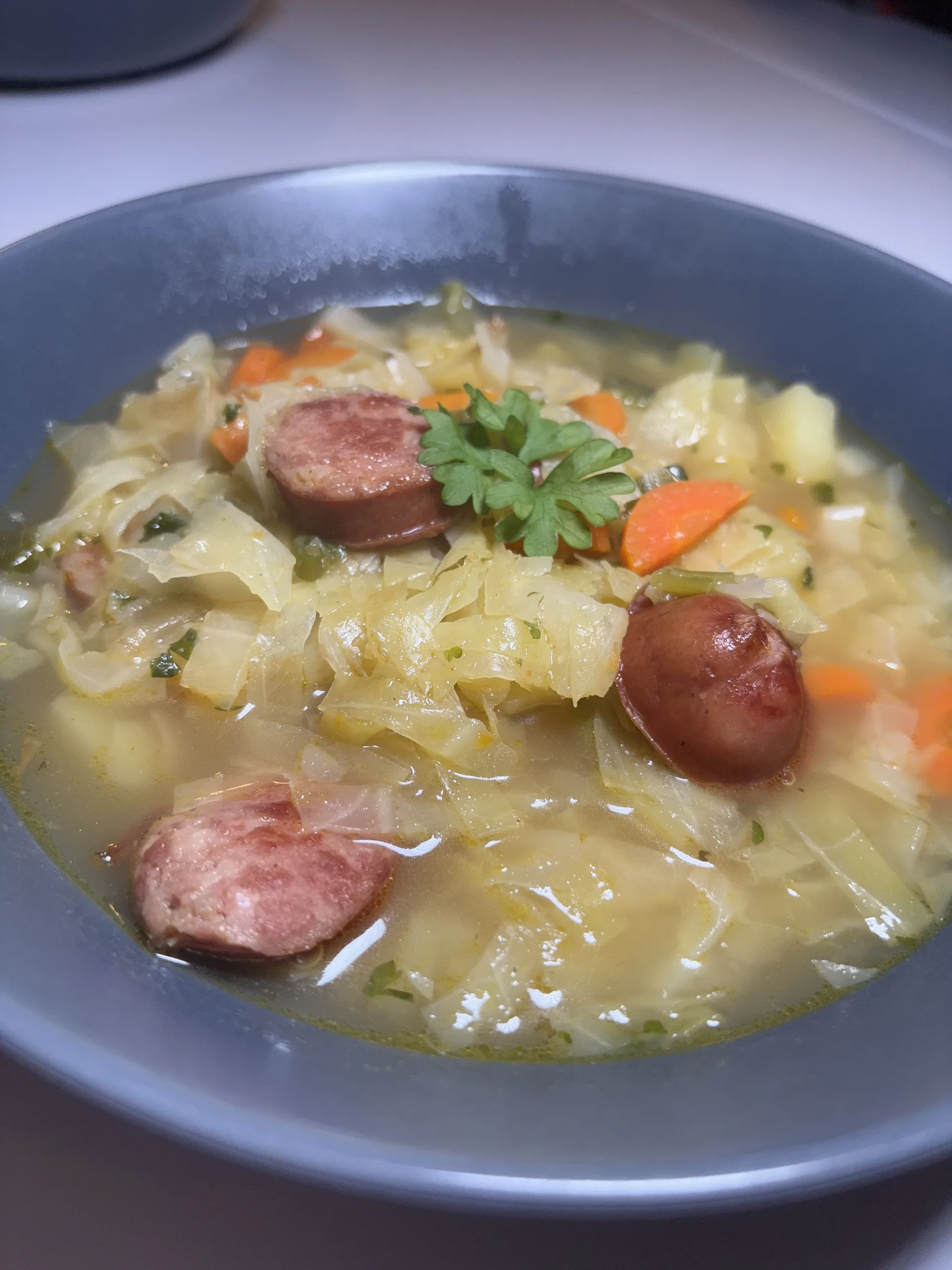 Soupe de chou pointu aux saucisses fumées
