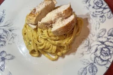 Linguines crémeuses au chèvre et poulet doré
