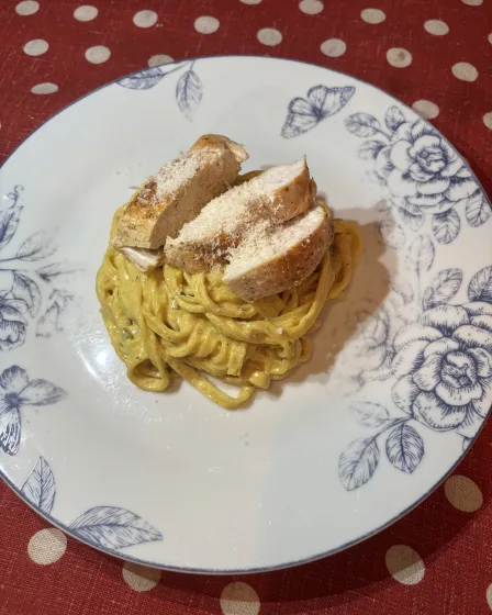 Linguines crémeuses au chèvre et poulet doré