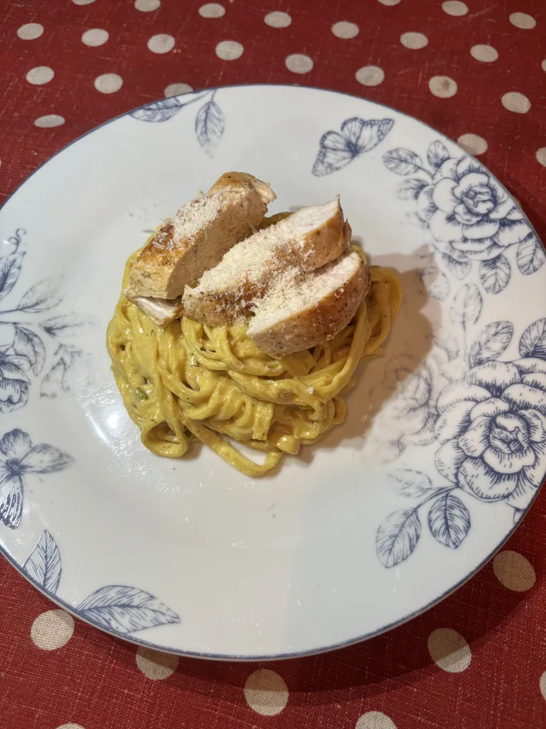 Linguines crémeuses au chèvre et poulet doré