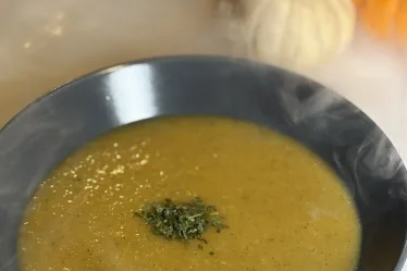 Soupe onctueuse de céleri parfumée au paprika fumé