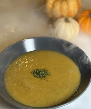 Soupe onctueuse de céleri parfumée au paprika fumé