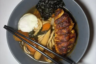 Ramens au poulet grillé, œuf coulant et nouilles udon