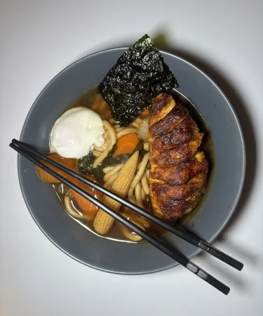 Ramens au poulet grillé, œuf coulant et nouilles udon