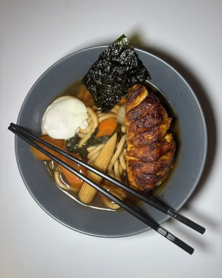 Ramens au poulet grillé, œuf coulant et nouilles udon