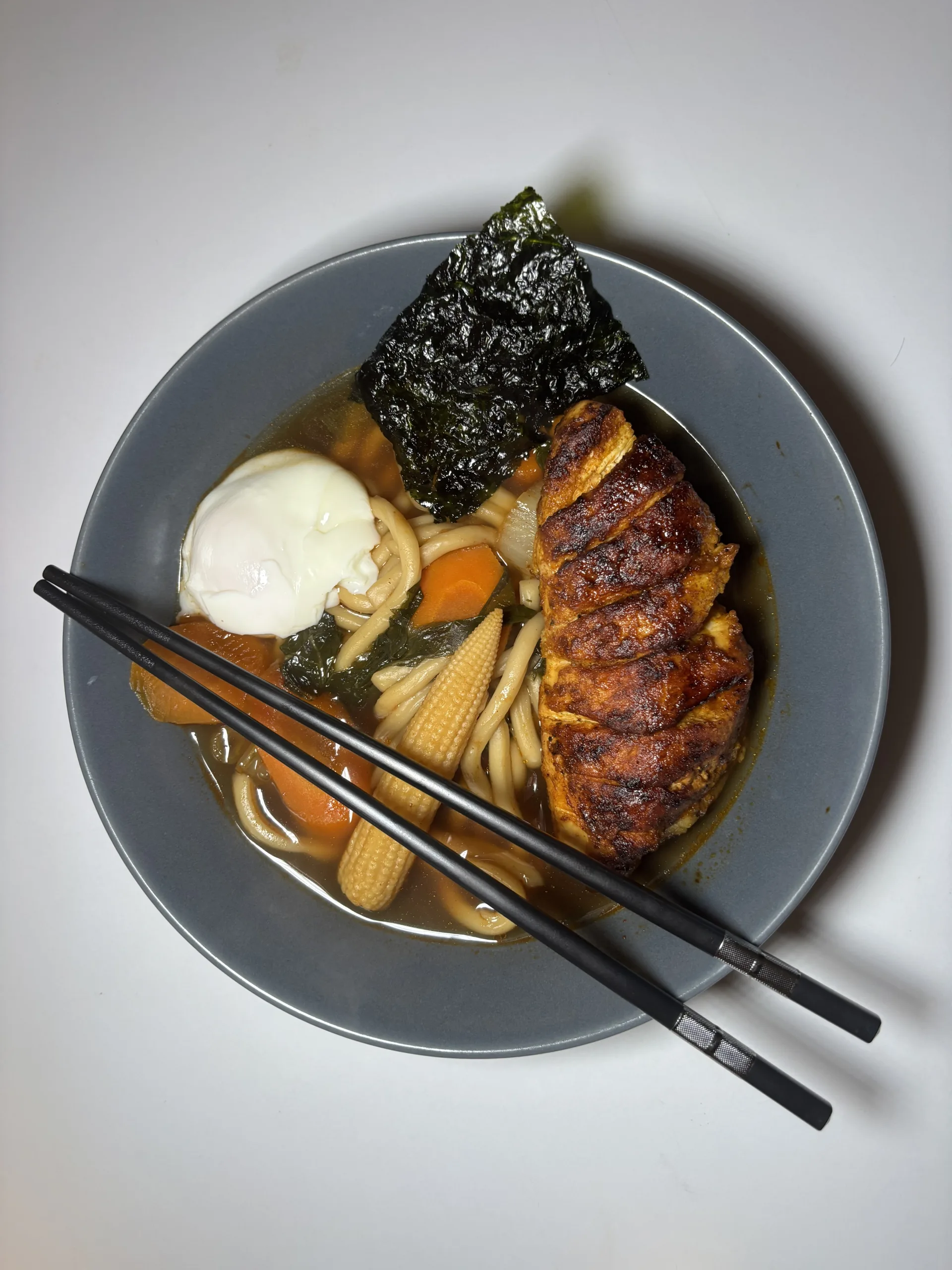 Ramens au poulet grillé, œuf coulant et nouilles udon
